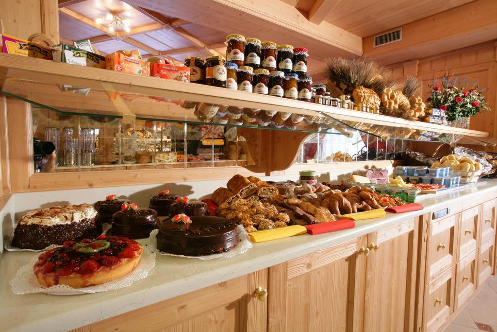 Garni La Roccia Hotel 4*